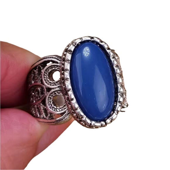Vintage Silver and Blue Stone Ring - Picture 2 of 8